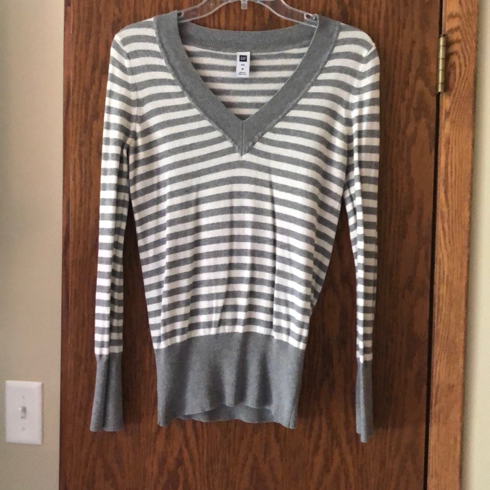 GAP Women’s (Size Medium) Gray & White Striped V-Neck Sweater
